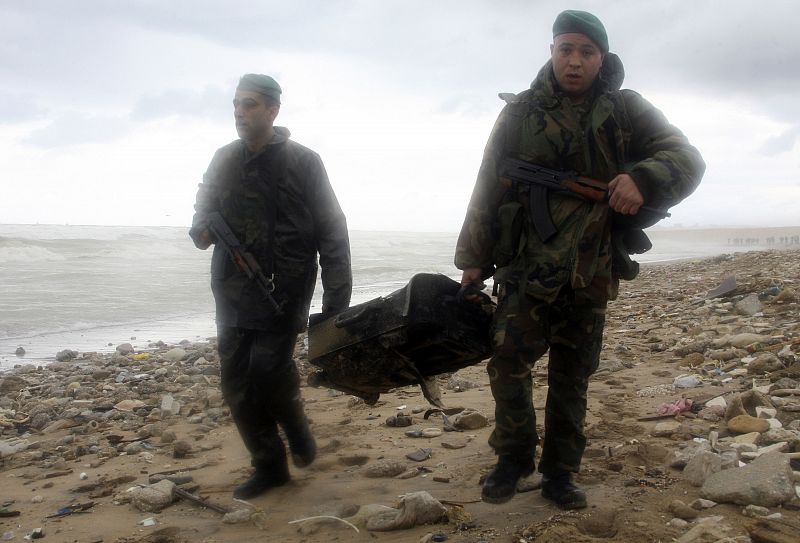 Soldados libaneses transportan uno de los cadáveres encontrados entre los restos del avión siniestrado.