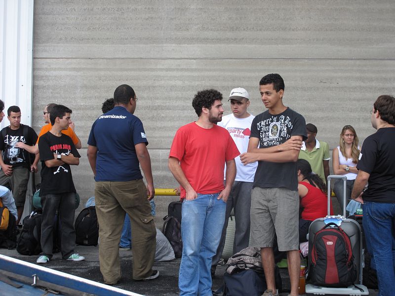 Los campuseros brasileños han estado haciendo cola toda lamañana para entrar al recinto.
