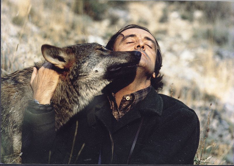 Félix abraza a un lobo