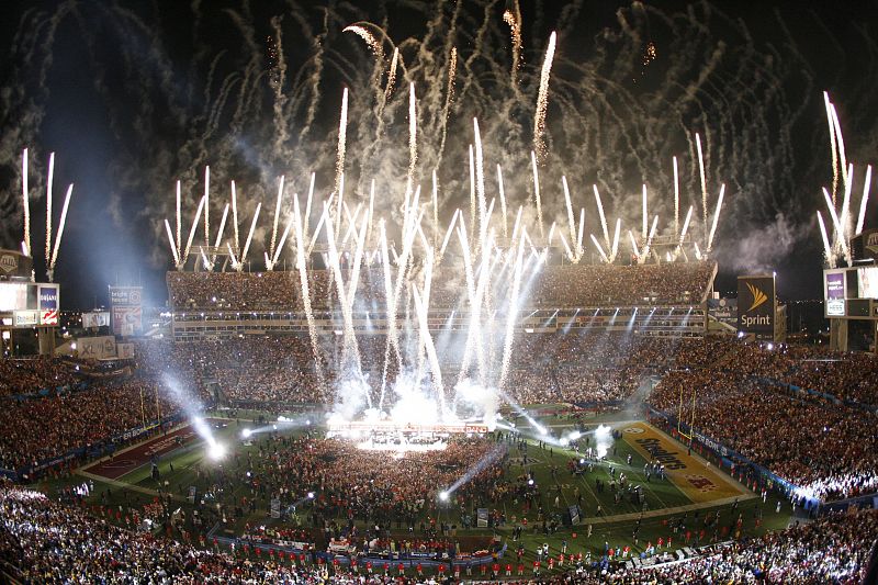 Fuegos artificiales en Tampa para comenzar el espectáculo de la Super Bowl 2009.