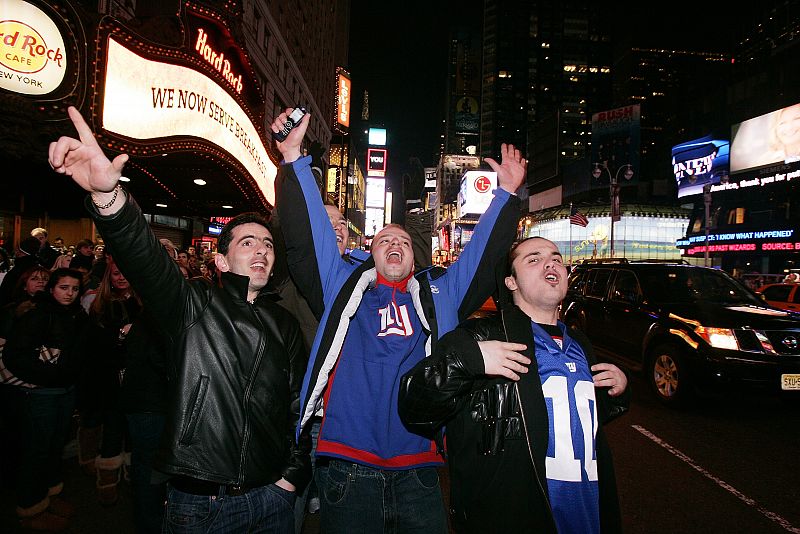 Aficionados de los NY Giants celebran en Times Square la Super Bowl de 2008.