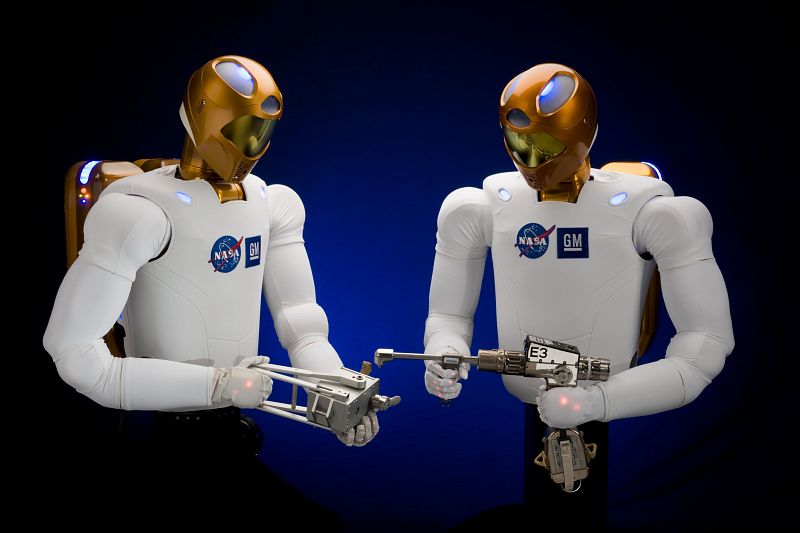 La nueva generación de estos robots pueden usar con sus manos las mismas herramientas que los humanos, son más rápidos y hábiles.