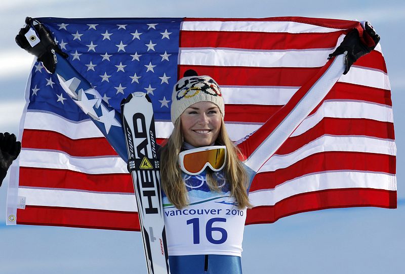 Lindsey Vonn celebra en el podio su medalla de oro en Descenso.