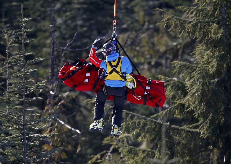 El helicóptero de rescate llevándose a la esquiadora rumana Miklos.