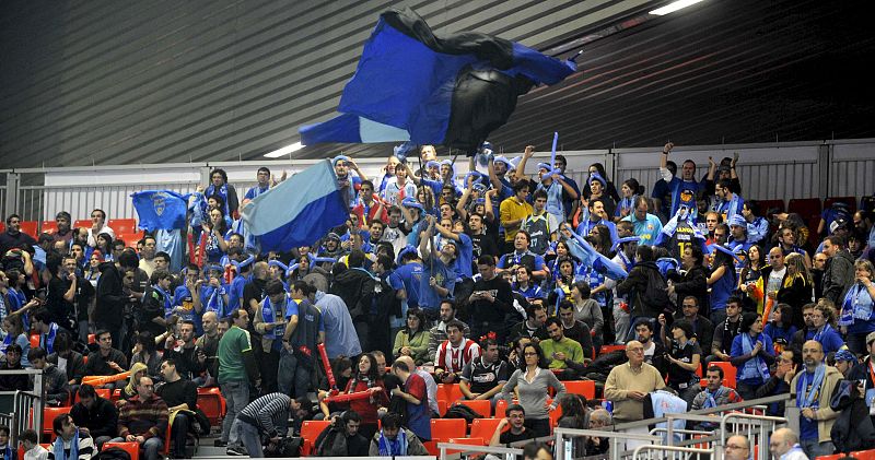 Un grupo de aficionados del Estudiantes anima a su equipo durante el encuentro de Copa del Rey disputado contra el Power Electronics Valencia.