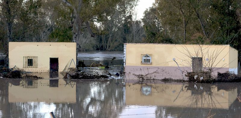 Vista de una casa rodeada de campo afectado por las inundaciones.