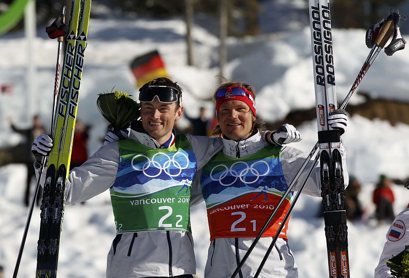Los noruegos Northug y Pettersen celebran la medalla de oro en cross-country.