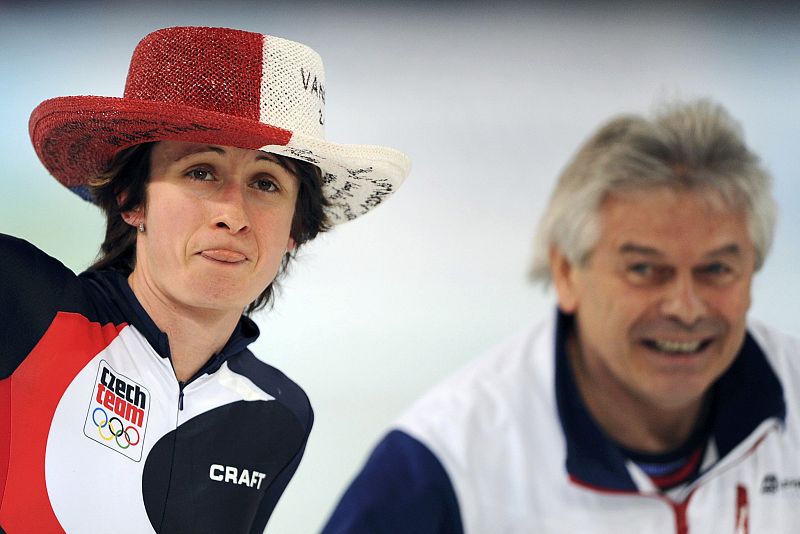 La patinadora checa Sablikova celebra con su entrenador y un gorro de su país el oro en los 5000m.