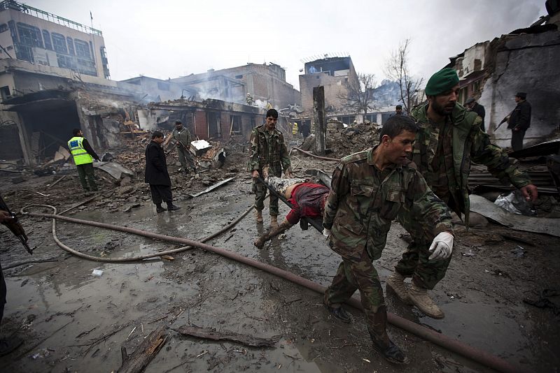 Los soldados de la armada nacional afgana han losgrado evacuar a varios heridos de la zona de la explosión