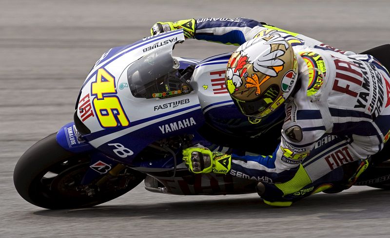 El piloto italiano Valentino Rossi de Fiat Yamaha toma una curva en los entrenamientos de MotoGP en Sepang, a las afueras de Kuala Lumpur (Malasia).