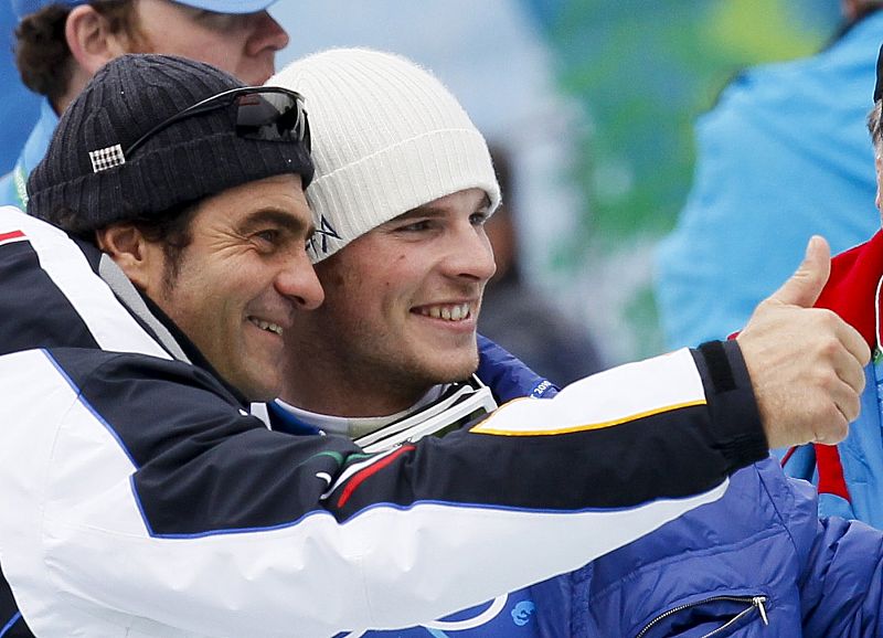 Italy's Razzoli poses with Italian skiing great Tomba after finishing in the men's second run of Alpine Skiing Slalom race at the Vancouver 2010 Winter Olympics in Whistler