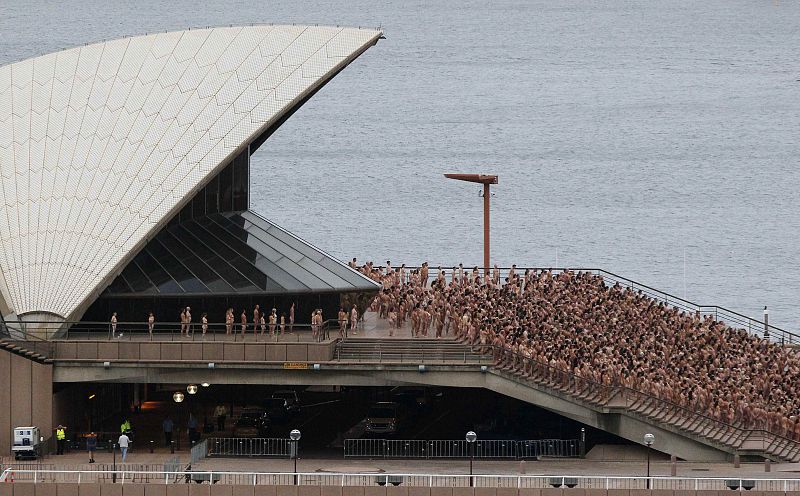 Las escaleras del edificio se cubrieron de cuerpos desnudos en la fotoinstalación "Mardi Gras: La Base"