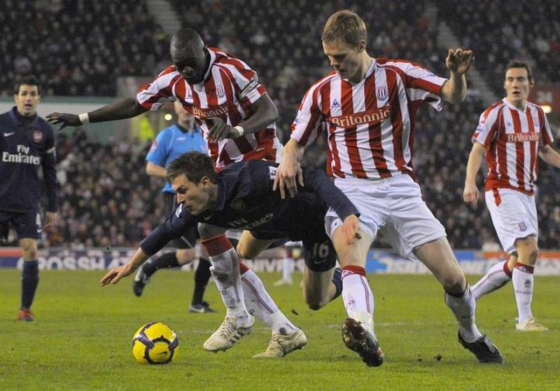 Momento en el que Aaron Ramsey cae ante la entrada de Ryan Shawcross.