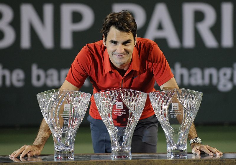 El tenista suizo Roger Federer posa con sus premios como Jugador del Año, el Stefan Edberg Sportsmanship Award y el Favorito de los Fans del ATPWorldTour.com.