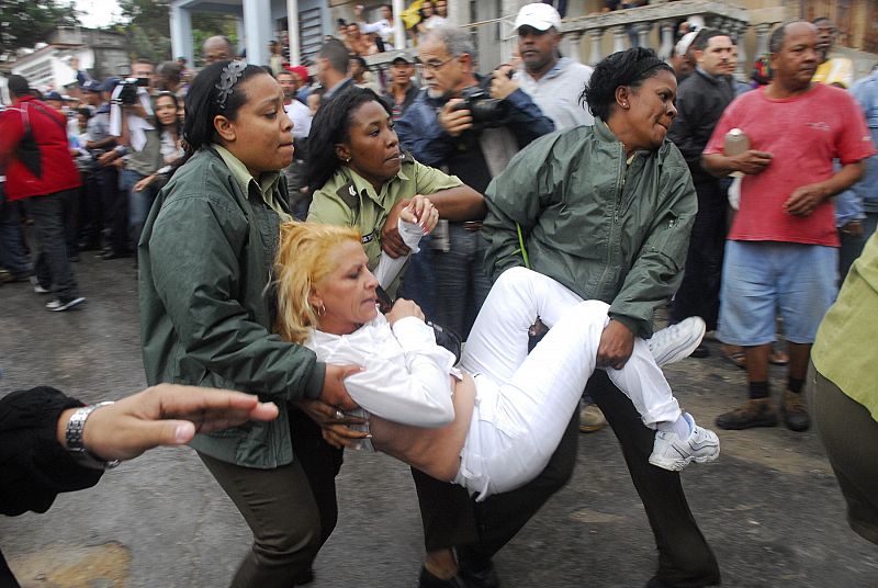 AGENTES CUBANOS EMPUJAN, ARRASTRAN Y SUBEN A AUTOBUSES A DAMAS DE BLANCO