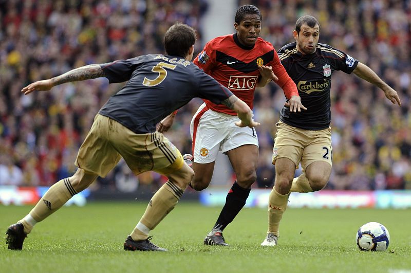 Antonio Valencia trata de zafarse del acoso de Dani Agger.