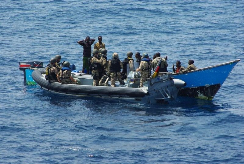 Miembros alemanes de la operación Atalanta trasladan a varios piratas detenidos.