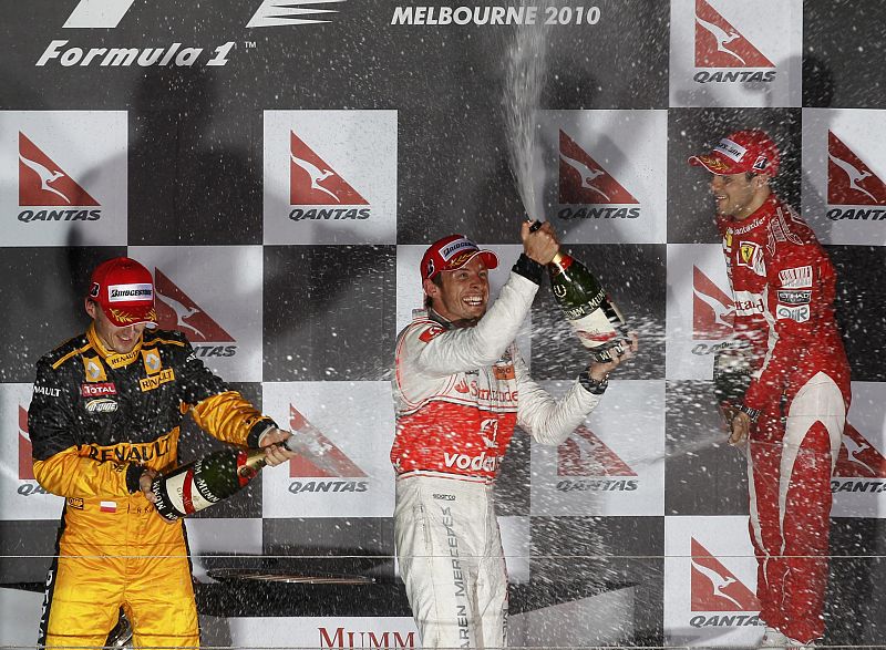 Jenson Button celebra su victoria en el GP de Australia subido al podio junto al segundo, Robert Kubica (Renault) y el tercero, Felipe Massa (Ferrari)