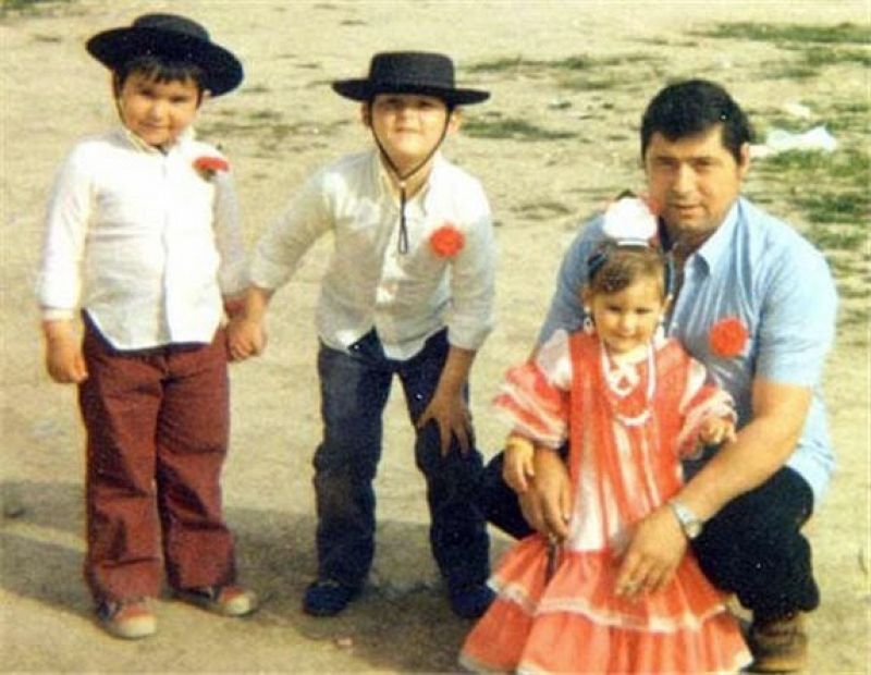 Los hermanos López, junto a su padre.