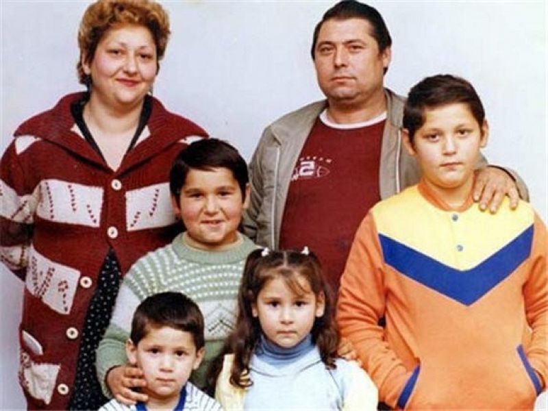 Rosa, con cuatro años, junto a su familia