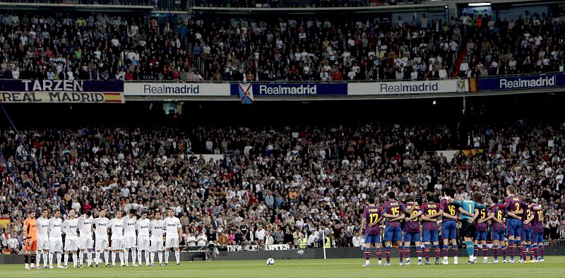 Los jugadores del Real Madrid y del FC Barcelona guardan un minuto de silencio por el presidente de Polonia, Lech Kaczynski, que ha fallecido en un accidente aéreo, momentos antes del comienzo del partido.