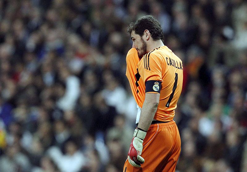 Iker Casillas se lamenta tras ver de nuevo su portería perforada por los jugadores del Barça.
