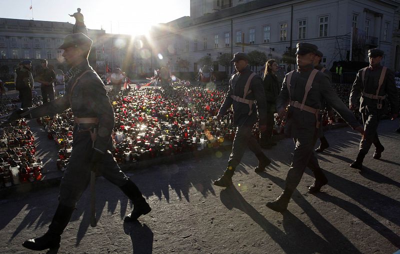 Polish army soldiers march in front of President's Palace in Warsaw