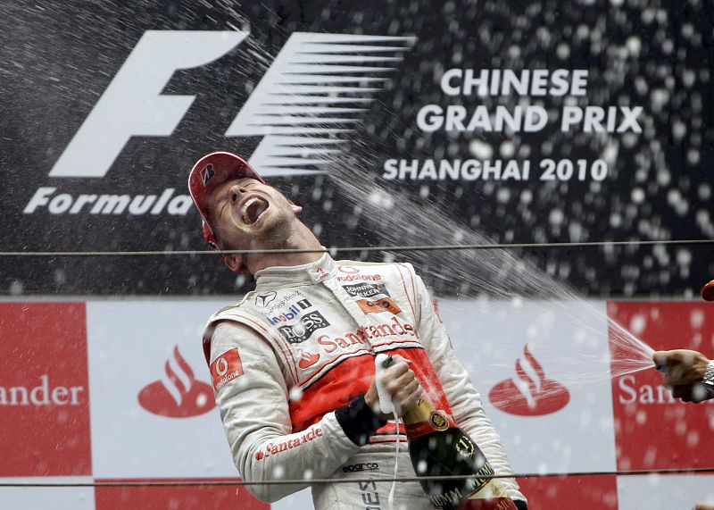 Button celebra en el podio su victoria tras ganar el GP de China y su liderato provisional en el Mundial de pilotos, con 60 puntos, con 11 de ventaja sobre Fernando Alonso, tercero.