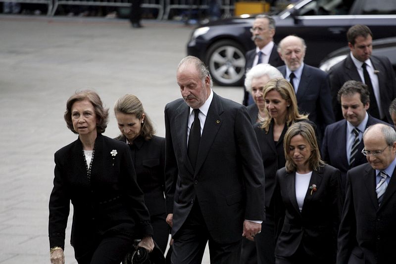 Los Reyes, las Infantas Cristina y Elena; la ministra de Defensa, Carme Chacón (2d); el presidente de la Generalitat, José Montilla (d), la Infanta Pilar de Borbón, y el alcalde de Barcelona, Jordi Hereu (d-atrás), a su llegada a la Catedral de Barce