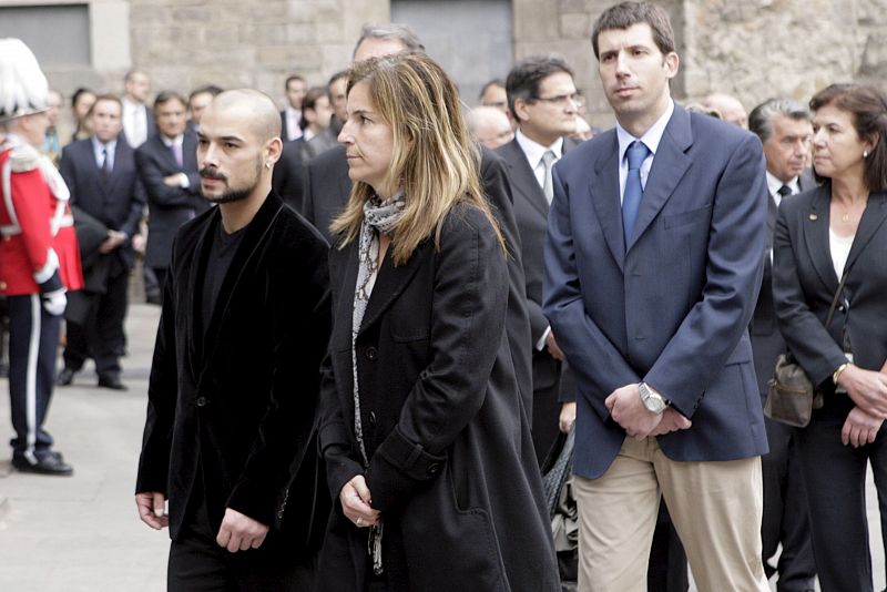 La ex tenista Arantxa Sanchez Vicario y el gimnasta Gervasio Deferr (i) a su llegada a la Catedral de Barcelona para asistir al funeral