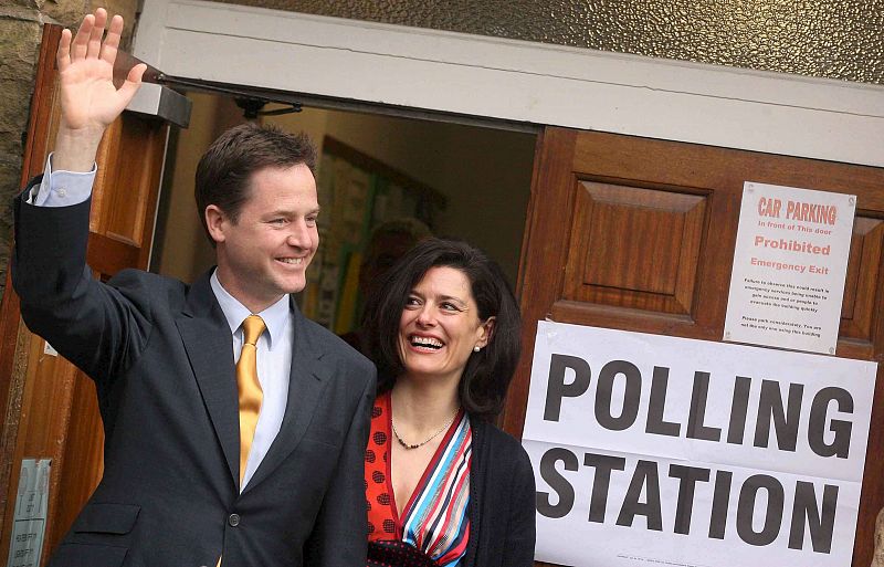 El liberal demócrata Nick Clegg y su esposa Miriam Gonzalez Durantez, llegan a votar en en la catedral metodista Bents Green en Sheffield, sur de Yorkshire.