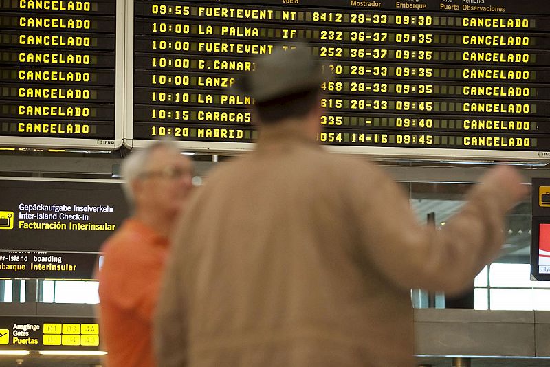 Imagen de uno de los paneles informativos del aeropuerto de Tenerife Norte tras las cancelaciones que se han producido.