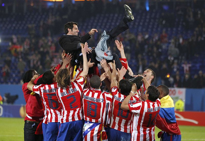 La plantilla rojiblanca mantea a su entrenador.