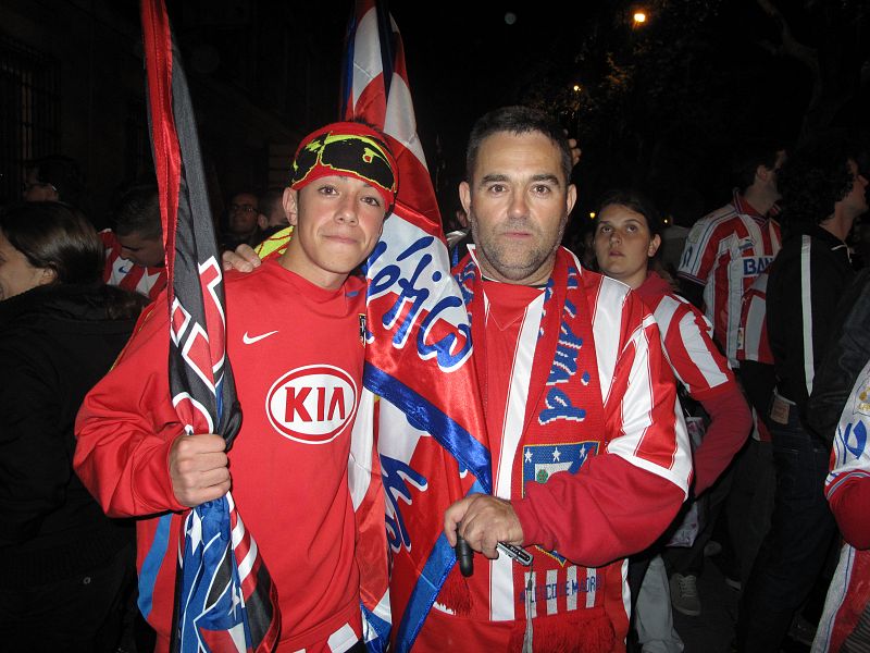 Miguel Ángel y Miguel Ángel, padre e hijo, unidos en la celebración de la Europa League del Atlético de Madrid.