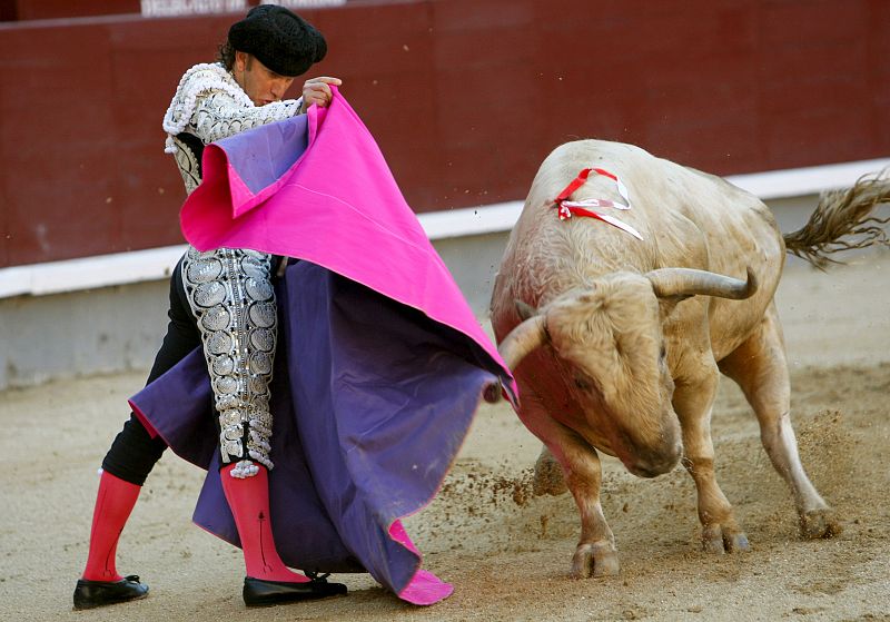 JULIO APARICIO HERIDO EN EL CUELLO POR EL PRIMER TORO