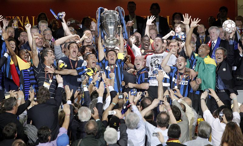 El capitán del Inter de Milán, Javier Zanetti alza el trofeo que los acredita como ganadores de la Liga de Campeones.