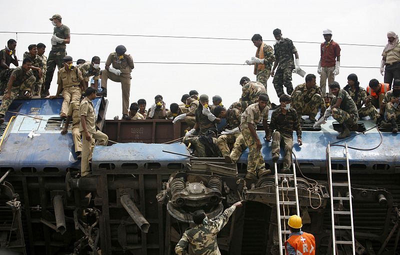 Soldados indios trabajan en las labores de rescate