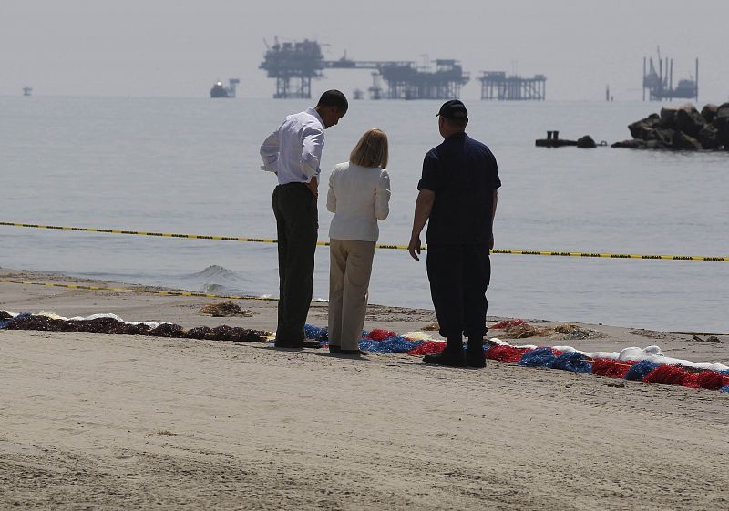 Obama observa los efectos del vertido de crudo junto al jefe de los guardacostas, el almirante de Thad Allen y la presidenta de Lafourche Parish, Charlotte Randolph.used by oil spill