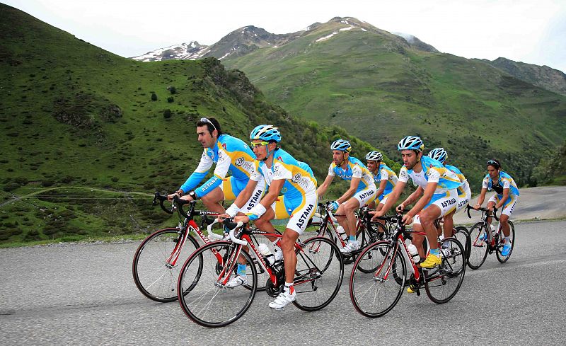 El equipo Astana se desplazo en grupo a los Pirineos.