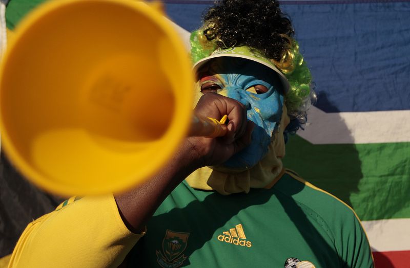 Un aficionado sudafricano hace sonar su típica vuvuzela en Pretoria.