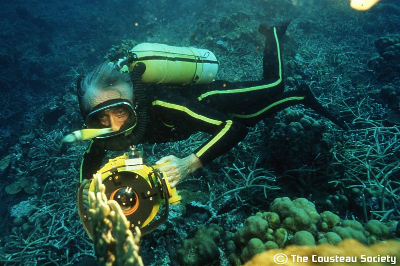 Jacques Cousteau, buceando