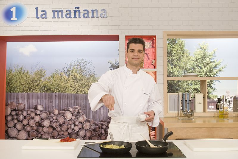 Sergio Fernández sazonando un plato