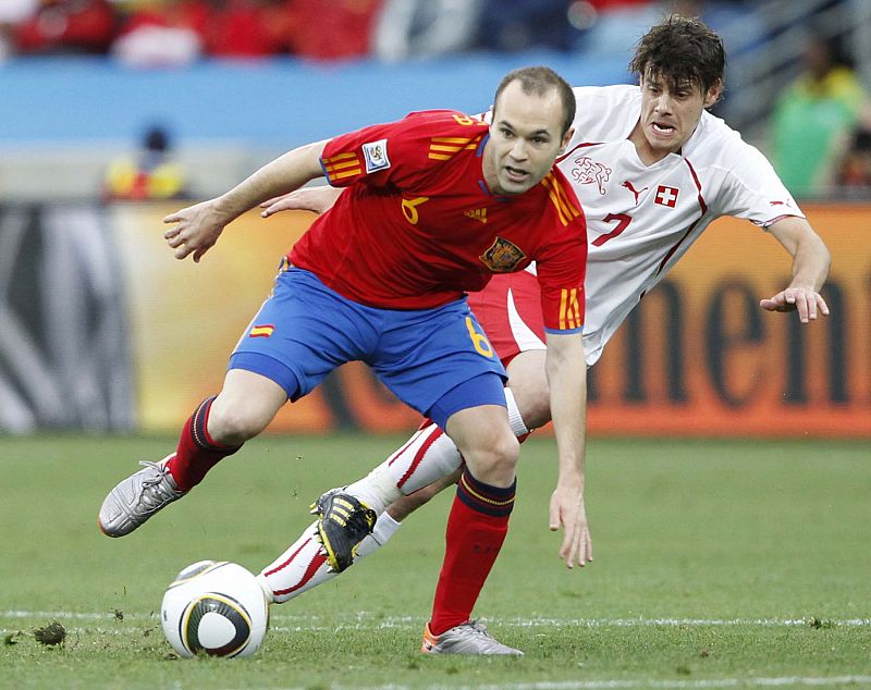 El centrocampista, Andrés Iniesta, ha sido titular con España tras superar las molestias que venía padeciendo los últimos días.