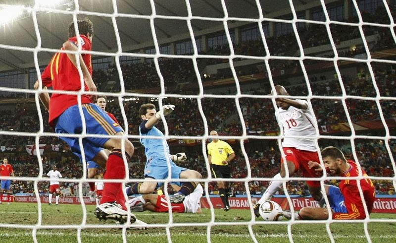 Iker Casillas trata de evitar, sin éxito, que el balón Jabulani acabe en el fondo de la malla y se convierta en el primer gol de Suiza.