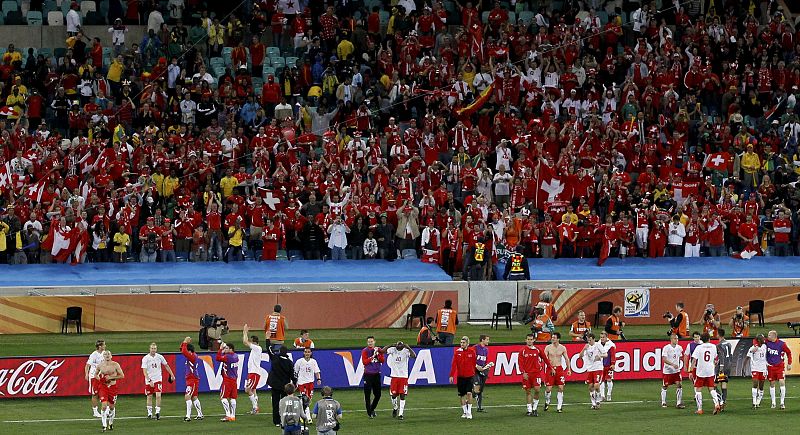 Al finalizar el encuentro los jugadores suizos se han acercado a la grada para celebrar con su afición la victoria ante España.