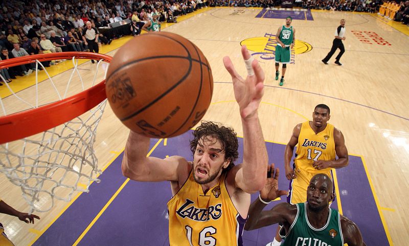 El jugador de los Lakers de Los Ángeles Pau Gasol (i) disputa un rebote ante Kevin Garnett (d) de los Celtics de Boston.