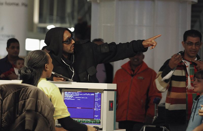 Nicolas Anelka factura su equipaje, rumbo a Londres, en el aeropuerto de Ciudad del Cabo.