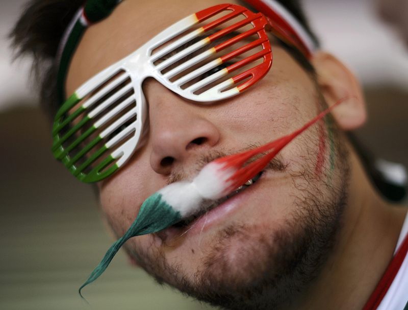 Un aficionado mexicano vestido con los colores de su país antes del partido México - Uruguay en el Mundial 2010.