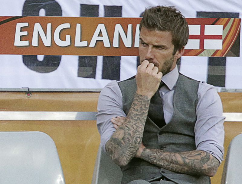 Beckham, segundo de Capello, combina chaleco y corbata con tatuajes