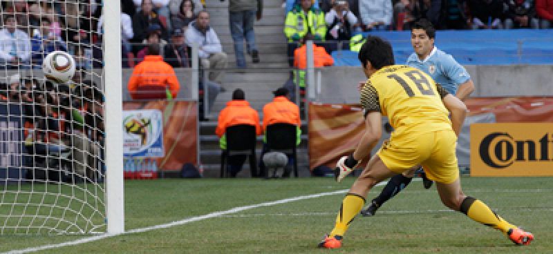 Uruguay se adelantó a Corea del Sur con un tanto de Luis Suárez.